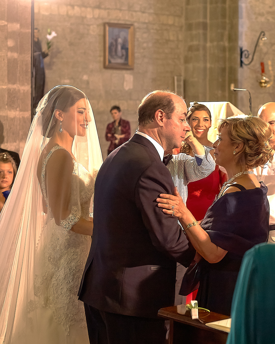 la sposa arriva all'altare